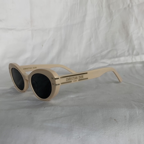 Christian Dior style sunglasses. White / beige / rosy cream colour - Picture 3 of 7